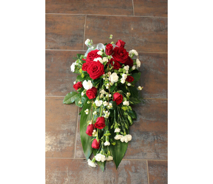 Punainen ruusu, valkoinen neilikka ja lumimarja               alkaen 75€   image