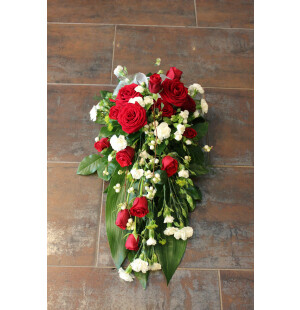 Punainen ruusu, valkoinen neilikka ja lumimarja  kuva