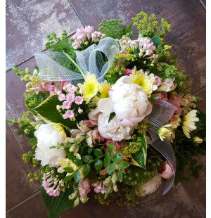 Pyöreä hautavihko kauden kukista  kuva