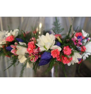 Krans krysantem, gentiana och våreld  image