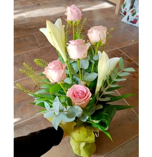 Valkoinen lilja ja roosa ruusu kuva