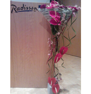 Punainen asetelma puhujakorokkeen viereen kuva