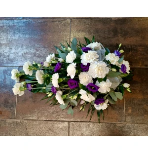 Valkoinen neilikka ja violetti eustoma kuva