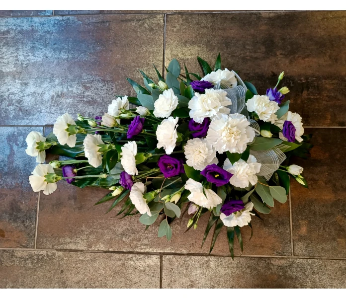Valkoinen neilikka ja violetti eustoma kuva