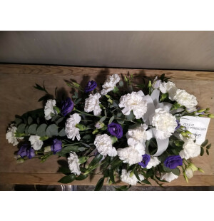 Valkoinen neilikka ja violetti eustoma kuva