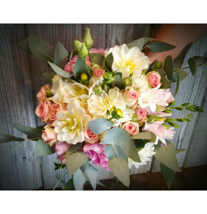 Oksaruusu, dahlia, pioni, eustoma kuva