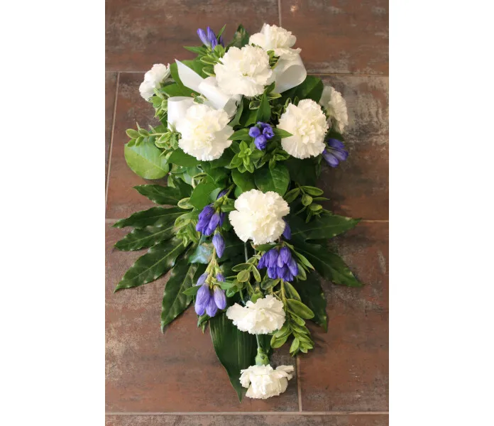 Valkoinen neilikka, sininen gentiana alkaen 75€ image