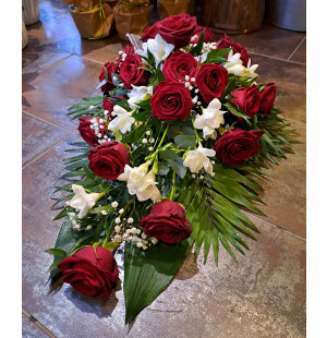 Punainen ruusu, valkoinen freesia ja harso kuva