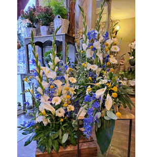 Sini-valko-keltainen asetelma kuva