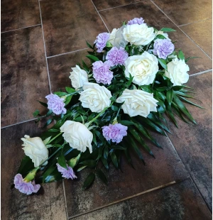 Valkoinen ruusu ja violetti neilikka kuva