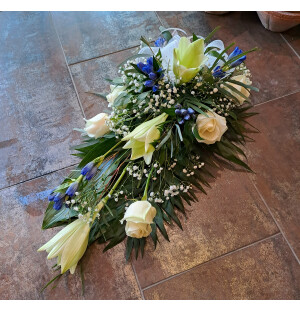 Lilja, ros, gentiana och slöjblomma  image