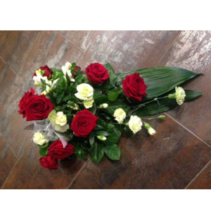 Punainen ruusu, lime elegans neilikka ja valkoinen freesia  kuva