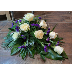 Valkoinen ruusu ja ikiviuhko kuva