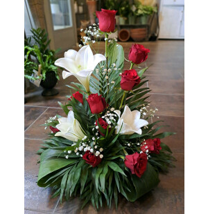 Punainen ruusu, valkoinen lilja ja harso kuva