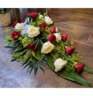 Punainen ruusu ja valkoinen ruusu kuva