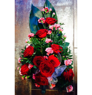 Punainen ruusu ja valkopunainen elegans neilikka   kuva