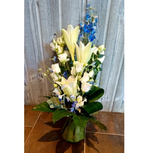 Valkoinen lilja, sininen ritarinkannus ja eustoma kuva