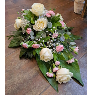 Valkoinen ruusu, vaaleanpunainen elegans neilikka ja harsokukka kuva