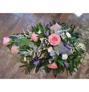 Ljusrosa ros, clematis, astilbe och kvistnejlika image