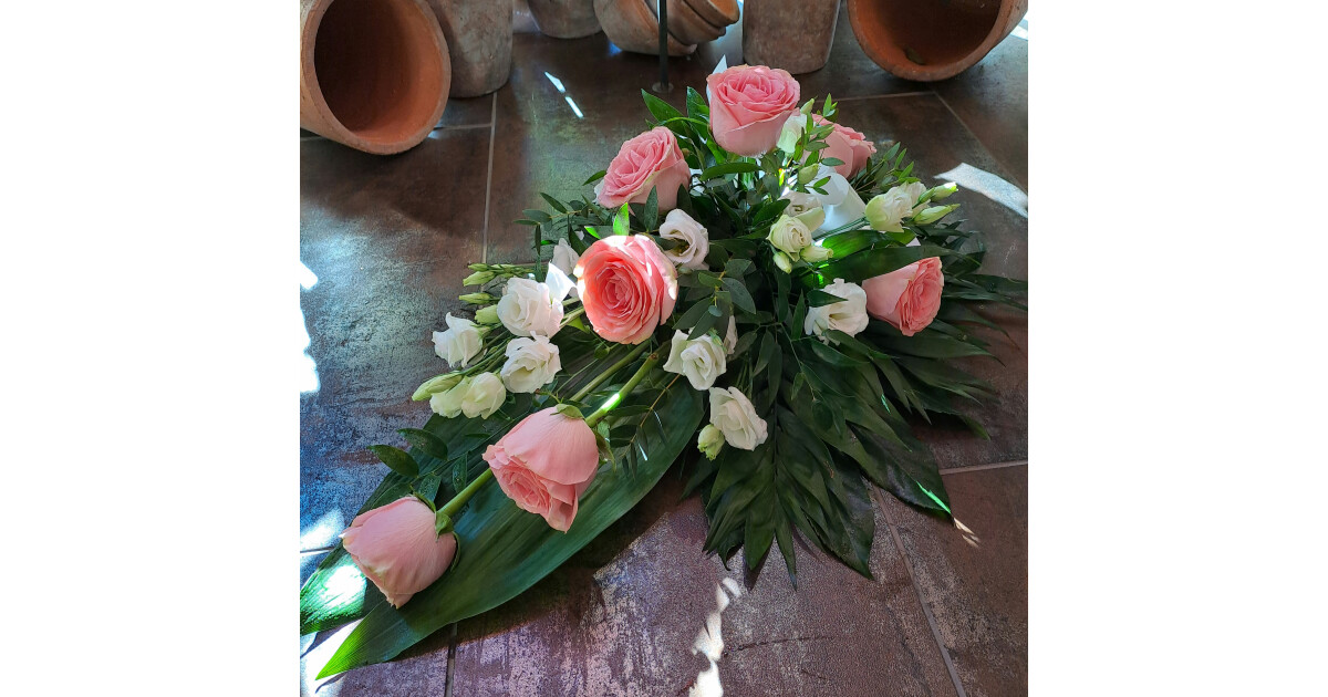 vaaleanpunainen-ruusu-ja-valkoinen-eustoma-kukka-anemone