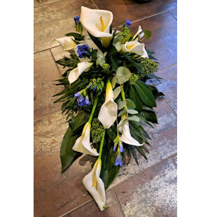 Valkoinen kalla  ja gentiana kuva