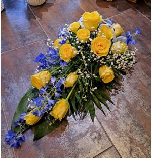 Ritarinkannus, keltainen ruusu ja harso kuva