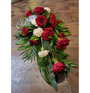 Punainen ruusu ja valkoinen neilikka kuva