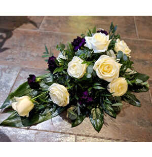 Valkoinen ruusu ja violetti neilikka kuva