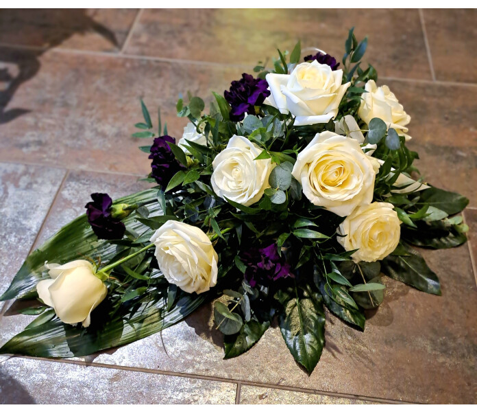 Valkoinen ruusu ja violetti neilikka image