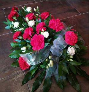 Valkoinen eustoma ja cerise neilikka kuva