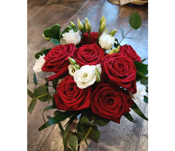 Punavalkoinen ruusukimppu image