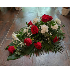 Punainen ruusu, neilikka ja harso kuva