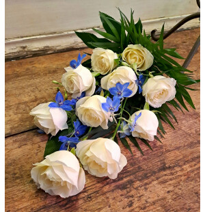 Begravningsarrangemang vit ros och riddarsporre  image